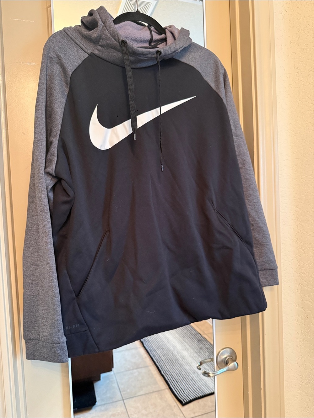 Nike Men’s Black & Gray Hooded Dri-FIT Sweatshirt